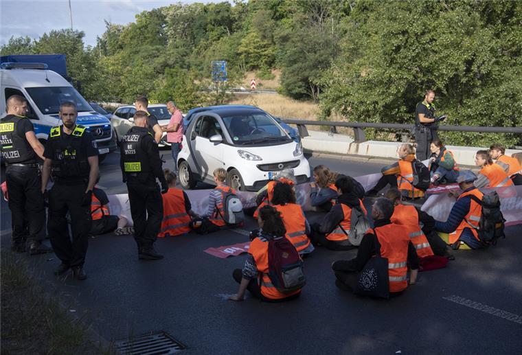 Demonstranten der Gruppe "Letzte Generation" haben eine Ausfahrt der Stadtautobahn im Stadtteil Schöneberg blockiert.