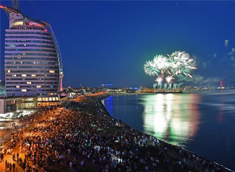 Bremerhaven feiert friedlich: 230 000 Menschen beim Seestadtfest Immer wieder ein Highlight auf dem Seestadtfest: das Feuerwerk. Foto: Scheschonka