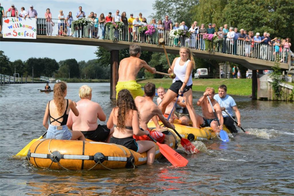 •Immer wieder ein Publikumsmagnet: Die feucht-fröhlichen Duelle im Schlauchboot ...