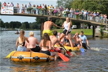 •Immer wieder ein Publikumsmagnet: Die feucht-fröhlichen Duelle im Schlauchboot ...