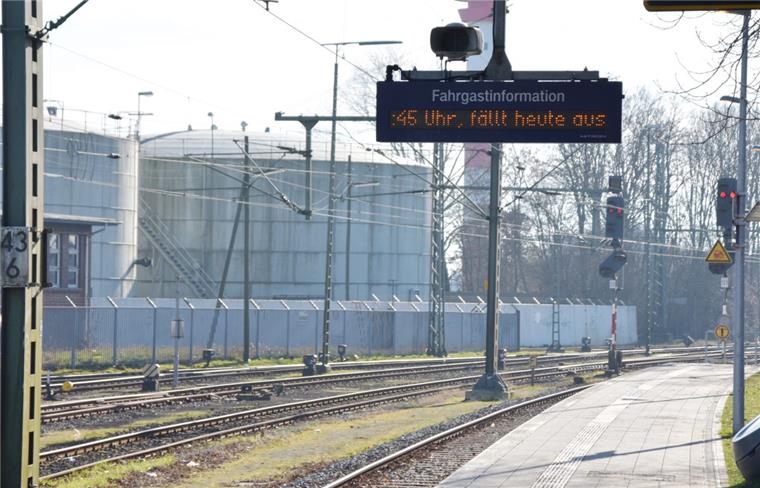 Immer wieder fallen Züge bei der Regio-S-Bahn aus. Es fehlen Triebfahrzeugführer. Doch die Nordwestbahn als Betreiberin verspricht Besserung. 
