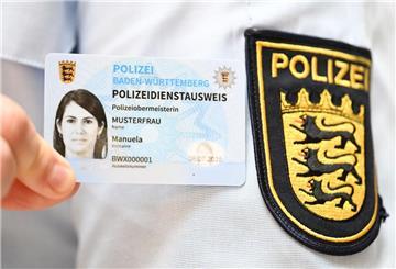 Immer wieder geben sich Betrüger als Polizisten aus. Wer sich schützt, lässt sich Ausweise zeigen – und ruft im Zweifel die 110.
