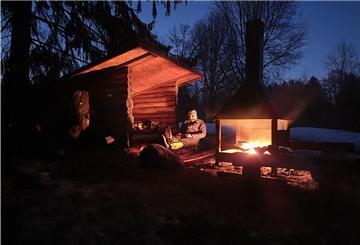 Immer wieder kann Alec Kempendorf auch in kleinen Holzhüten übernachten. Und den Abend nach der gemeisterten Radstrecke am Lagerfeuer genießen.