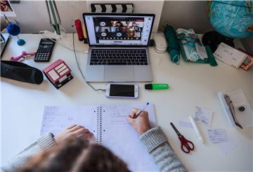 Immer wieder kommt es vor, dass die Videokonferenzen von Schülern oder jungen Erwachsenen gestört werden, die im digitalen Klassenzimmer gar nichts zu suchen haben.