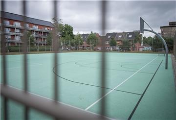 Immer wieder landen Bälle vom Sportplatz in den Gärten der Anwohner.