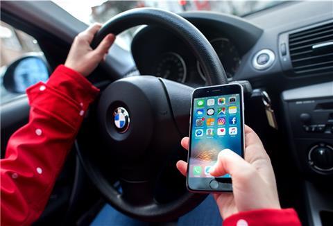 Immer wieder trifft die Polizei auf Fahrer, die selbst am Steuer ihre Finger nicht vom Handy lassen können. Zwischen Sittensen und Bockel stoppten die Beamten am Montag zwei Fahrzeuge, darunter einen Sattelzug.