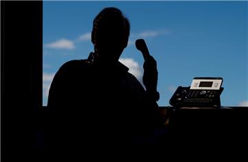 Immer wieder werden Senioren am Telefon Opfer von falschen Polizisten.