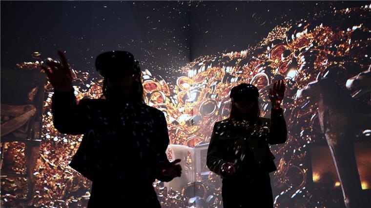 Tutanchamun-Ausstellung in Hamburg wird verlängert Immersive Tutanchamun-Ausstellung: Zwei Mitarbeiterinnen mit Virtual-Reality-Brillen bewegen sich durchs Metaversum.