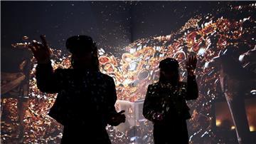 Immersive Tutanchamun-Ausstellung: Zwei Mitarbeiterinnen mit Virtual-Reality-Brillen bewegen sich durchs Metaversum.