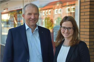 Immobilienmakler Uwe Behrens und Büroleiterin Sabrina Klose erinnern daran, dass die Bevölkerung kräftig altert und sich das auch auf dem Wohnungsmarkt bemerkbar macht.  