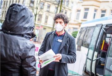 Impf-Informationsbus macht Station in Goethequartier zur Aufklärung von Menschen mit Migrationshintergrund. Im Bild: Elsarray Abdulrahman von den Johannitern im Beratungsgespräch. Foto: Hartmann