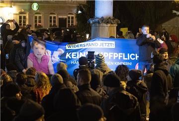Impfgegner und Kritiker der Corona-Maßnahmen gehen während eines Protest gegen Corona-Maßnahmen und eine mögliche Impfpflicht in Deutschland über den Hauptmarkt in Bautzen.