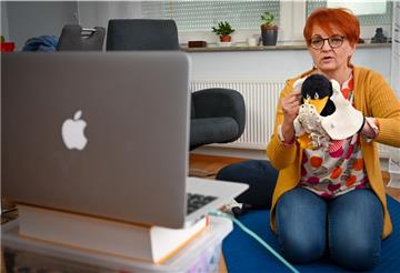 Improvisation in Corona-Zeiten: Die Bremerhavener Hebamme Maren Willmann gibt Geburtsvorbereitungskurse gerade online.