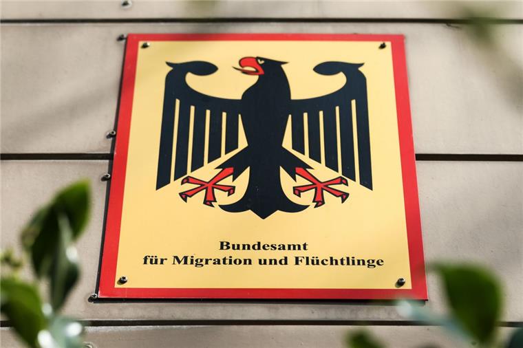 In 1200 Fällen soll eine ehemalige Mitarbeiterin des Bundesflüchtlingsamts in Bremen zu Unrecht Asyl gewährt haben.