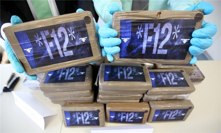 52 Kilo Rauschgift in einer Sporttasche In 45 Pakete war die 52 Kilo schwere Kokain-Sendung aufgeteilt, die Zöllner Anfang November in einem Container fanden, der aus den USA über Panama nach Bremerhaven gelangt war. Foto Charisius