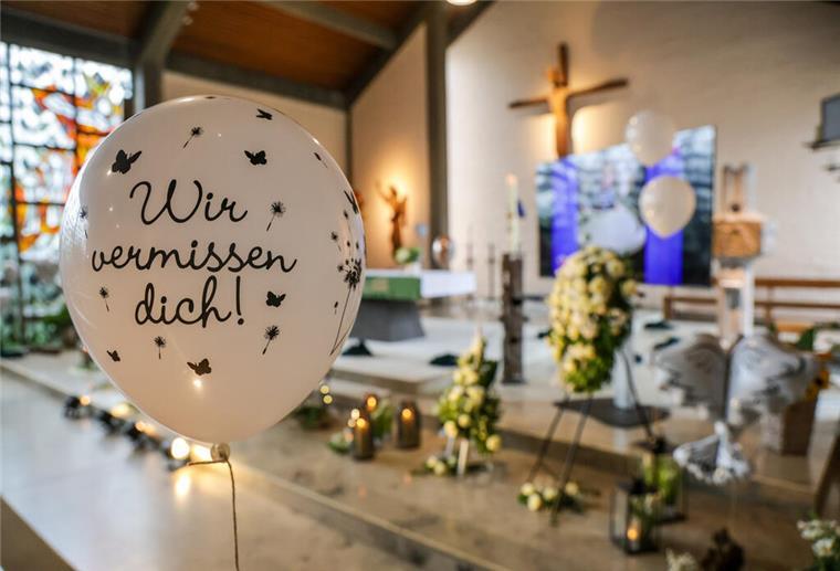 In Absprache mit Arians Angehörigen, so teilte die Kirche mit, hatten ein Bestattungsinstitut und Freunde der Familie die St. Michael Kirche unter anderem mit Blumenkränzen, Fotos des Elmer Jungen und Luftballons geschmückt.