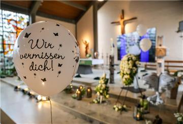 In Absprache mit Arians Angehörigen, so teilte die Kirche mit, hatten ein Bestattungsinstitut und Freunde der Familie die St. Michael Kirche unter anderem mit Blumenkränzen, Fotos des Elmer Jungen und Luftballons geschmückt.