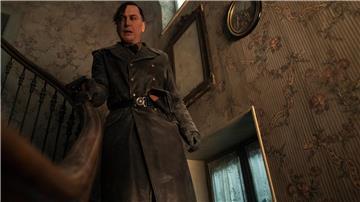 In „Alles Licht, das wir nicht sehen“ spielt Lars Eidinger den grausamen Nazi-Major Reinhold von Rumpel, der Jagd auf eine Amateurfunkerin macht. Nishijima/Netflix