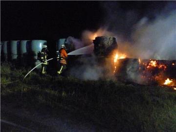 In Altenwalde haben in der Nacht zu Mittwoch zahlreiche Heuballen gebrannt.