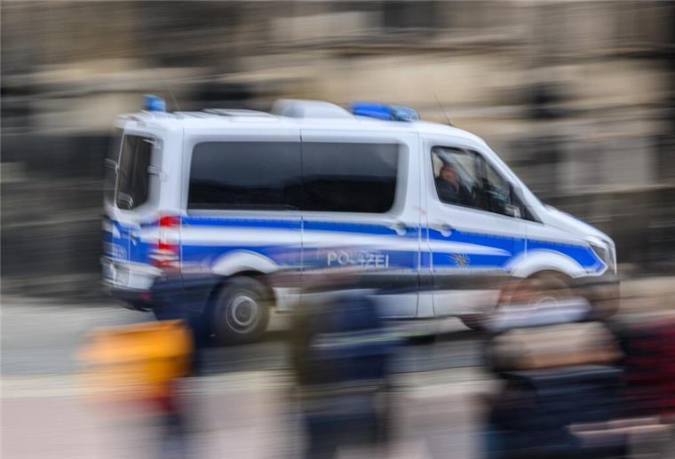 ARCHIV - 21.03.2023, Sachsen, Dresden: Ein Polizeiauto fährt am Vormittag in der Altstadt über den Theaterplatz. (Aufnahme mit langer Belichtungszeit) (zu dpa: «Das Post-Covid-Syndrom hat auch die Jugendkriminalität erfasst») Foto: Robert Michael/dpa +++ dpa-Bildfunk +++