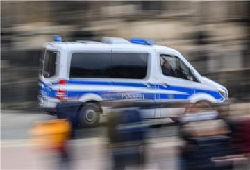 ARCHIV - 21.03.2023, Sachsen, Dresden: Ein Polizeiauto fährt am Vormittag in der Altstadt über den Theaterplatz. (Aufnahme mit langer Belichtungszeit) (zu dpa: «Das Post-Covid-Syndrom hat auch die Jugendkriminalität erfasst») Foto: Robert Michael/dpa +++ dpa-Bildfunk +++