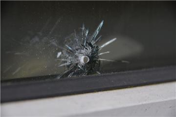 In Altwistedt soll ein Luftgewehrschuss ein Wohnzimmerfenster beschädigt haben.