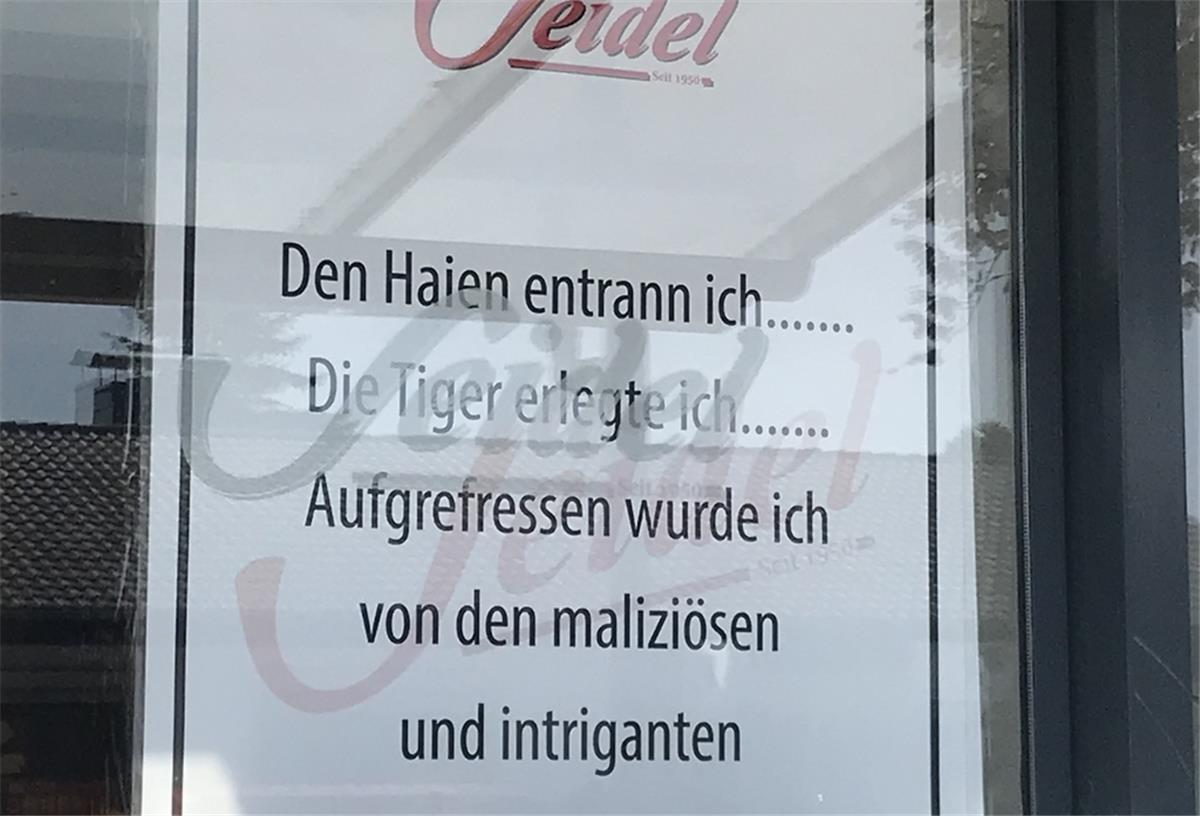 Cuxhaven: Schließung der Fleischerei Seidel sorgt für Debatte In Anlehnung an Brecht: Dieses Plakat sorgte für Spekulationen.