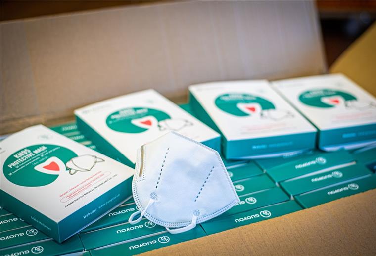 Gutscheine für Masken treffen peu à peu ein In Apotheken können sich Personen ab 60 Jahre mit Berechtigungsscheinen in den kommenden Wochen jeweils sechs Masken abholen. Der Eigenanteil beträgt zwei Euro.