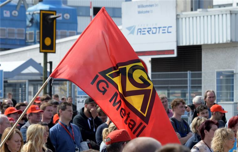 Airbus-Betriebsratsvorsitzender erwartet Sparwelle im Konzern In Augsburg kämpfen die Mitarbeiter von Premium Aerotec um ihre Jobs. Dafür sind sie Anfang April auf die Straße gegangen.