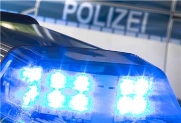  Ein Blaulicht auf dem Dach eines Polizeiwagens.