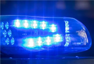 Das Blaulicht auf einem Fahrzeug der Polizei leuchtet in der Dunkelheit. 