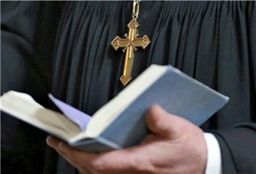 Der Kirchenpräsident der Evangelischen Landeskirche Sachsen-Anhalts hält beim Gottesdienst in Dessau eine Bibel in der Hand. 