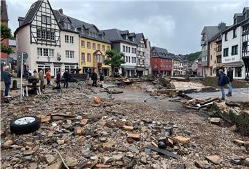 In Bad Münstereifel sieht es nach den schweren Regenfällen und dem Hochwasser wie auf einem Schlachtfeld aus.