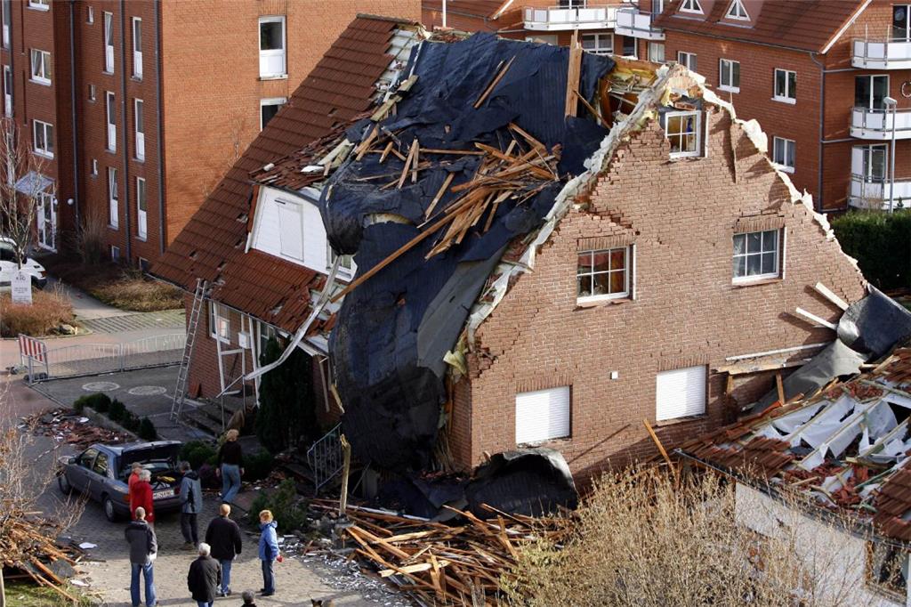 In Barsinghausen bei Hannover deckte der Sturm ein Hochhausdach ab und wehte es ...