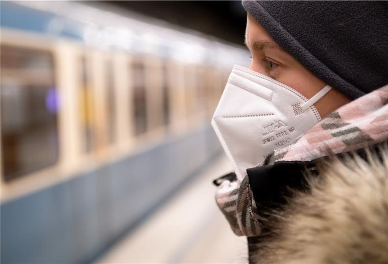 In Bayern wird die FFP2-Maske zur Pflicht in Bussen und Bahnen. Unklar ist, ob diese Masken auch im Land Bremen vorgeschrieben werden. Regierungschef Andreas Bovenschulte hält das offenbar unter bestimmten Voraussetzungen für denkbar. Foto: Hoppe/dpa