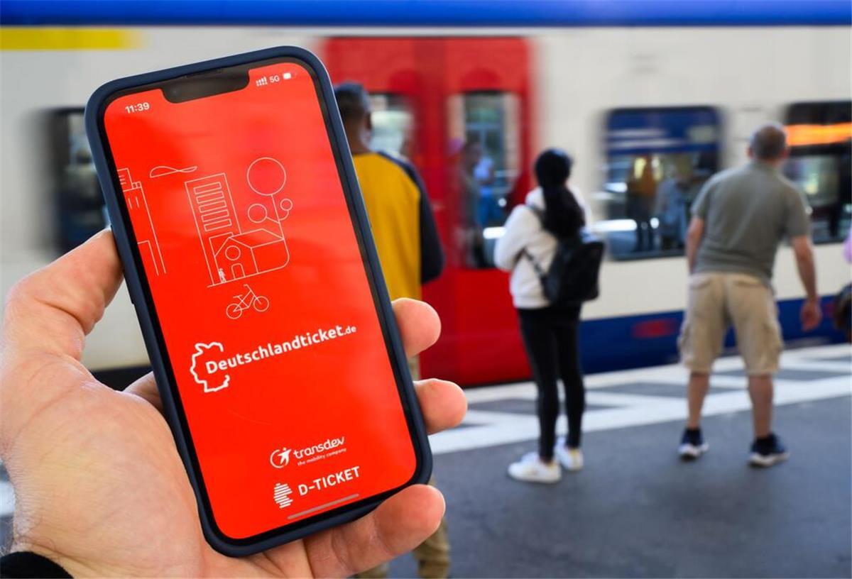Einschränkungen beim Deutschlandticket ab 2026: Diese Strecken sind betroffen Die App «deutschlandticket.de» ist auf dem Display eines Smartphones am Hauptbahnhof zu sehen