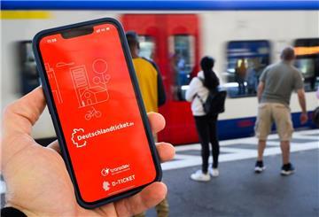 Die App «deutschlandticket.de» ist auf dem Display eines Smartphones am Hauptbahnhof zu sehen