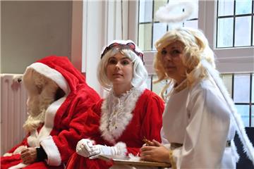 In Berlin müssen Frauen nicht länger mit der Rolle des Engels vorlieb nehmen. Wer möchte, kann erstmals auch als Weihnachtsfrau Kinder am Heiligabend beschenken.