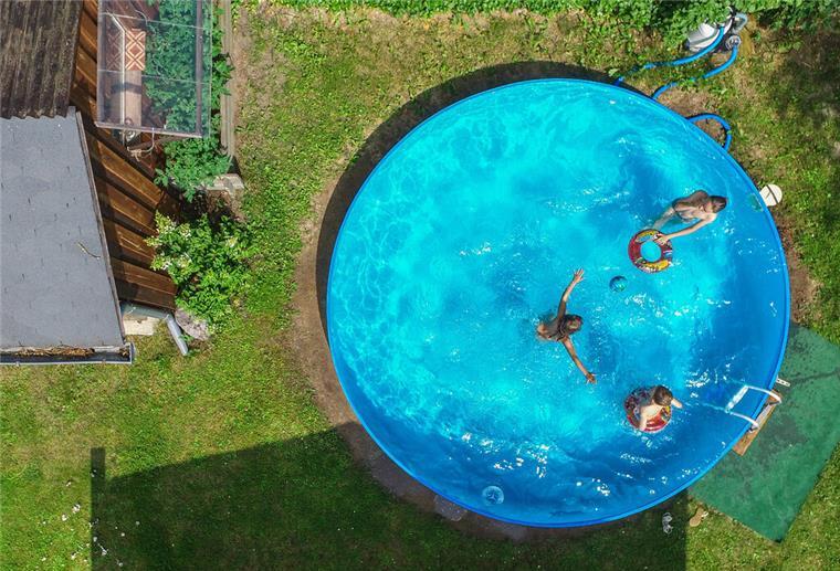 Mehrere Personen schwimmen in einem Pool.