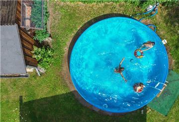 Mehrere Personen schwimmen in einem Pool.