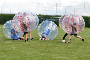 In Big Balls gut geschützt lassen sich tolle Rempelleien, Überschläge und anderes mehr spielen.