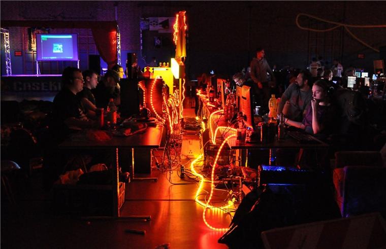 Nordenham: LAN-Party feiert Premiere in der Jahnhalle In Brake finden die LAN-Partys bereits seit 2006 einen großen Andrang. Über 200 Gamer kommen zweimal im Jahr zur Großsporthalle.