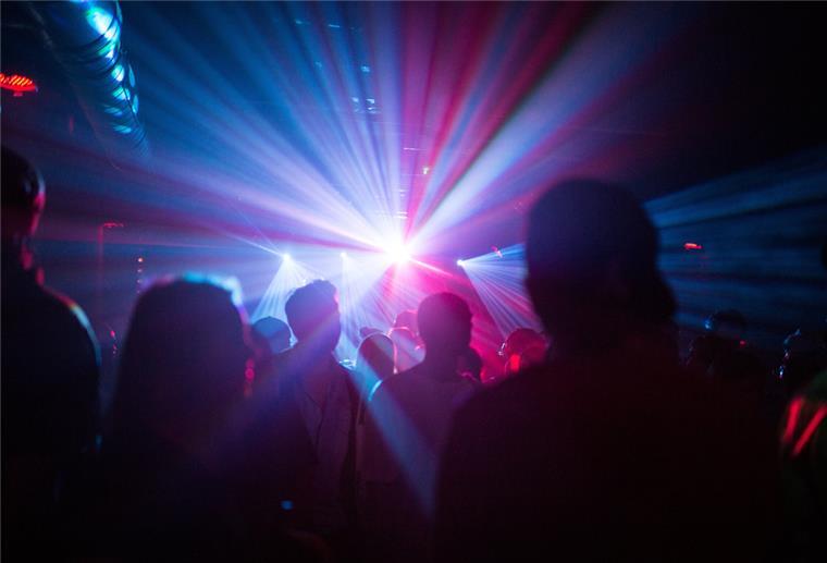 Menschen feiern in einer Disco