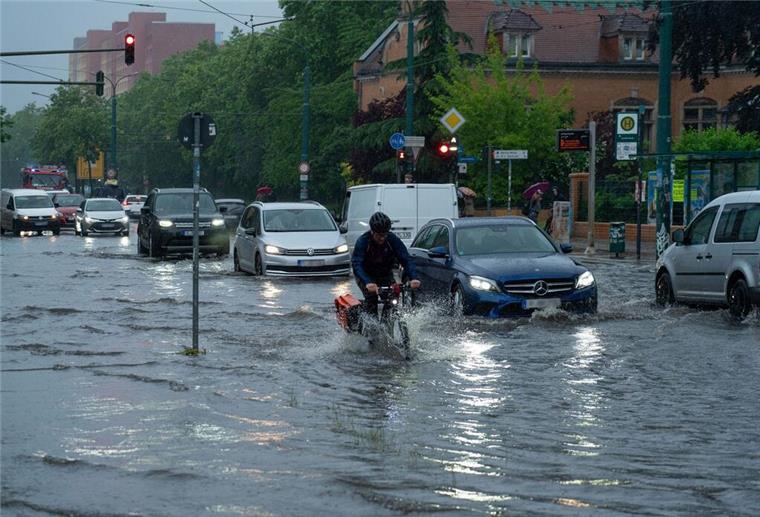 Starkregen im Norden Deutschlands - weiterhin Unwettergefahr In Brandenburg gab es überschwemmte Straßen, vollgelaufene Keller und abgebrochene Äste - das Unwetter verlief allerdings glimpflich.