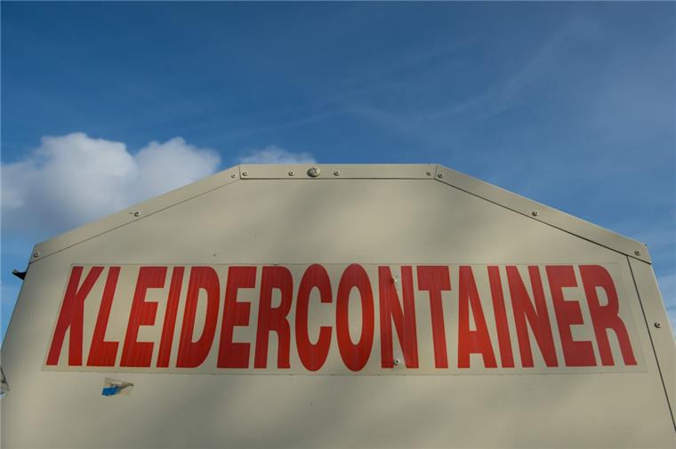 In Braunschweig ist ein Mann in einem Altkleidercontainer stecken geblieben.