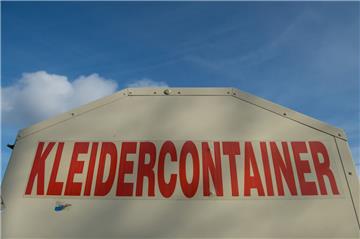 In Braunschweig ist ein Mann in einem Altkleidercontainer stecken geblieben.