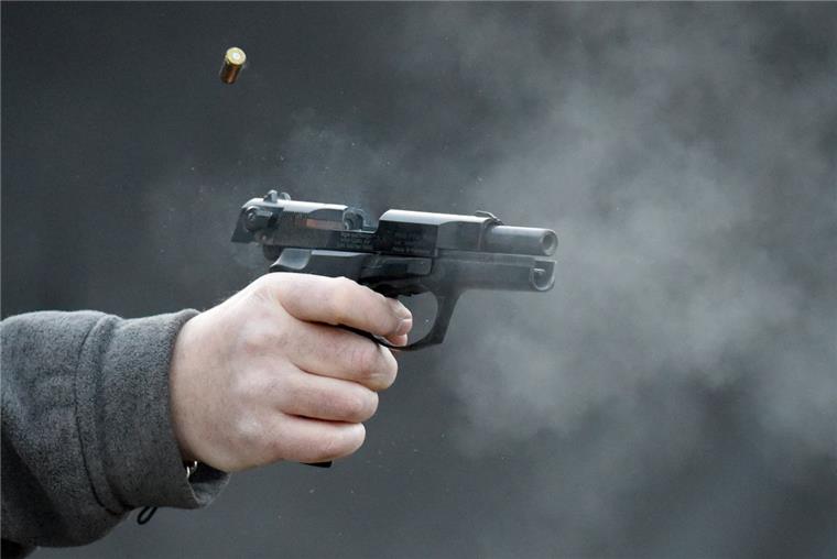 In Bremen-Borgfeld ist ein Streit in einem Fahrzeug eskaliert. Ein 35-Jähriger schoss einem 32-Jährigen ins Bein.