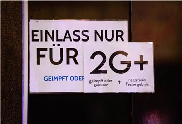 Ein Schild mit der Aufschrift 2G+.
