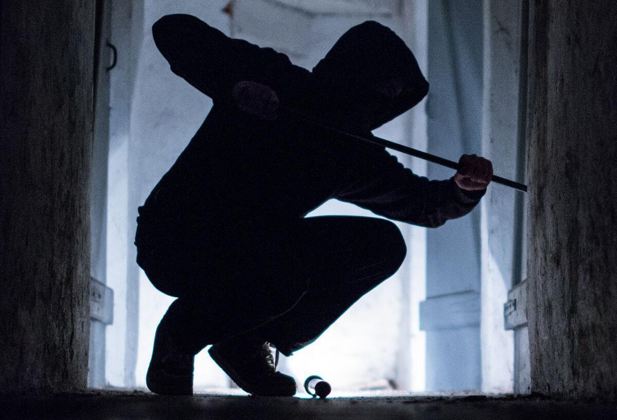 Blaulicht-Einsatz in Gröpelingen: Einbrecherin geschnappt, Komplizin flüchtig Ein „Einbrecher“ hebelt mit einem Brecheisen eine Tür im Keller eines Wohnhauses auf.