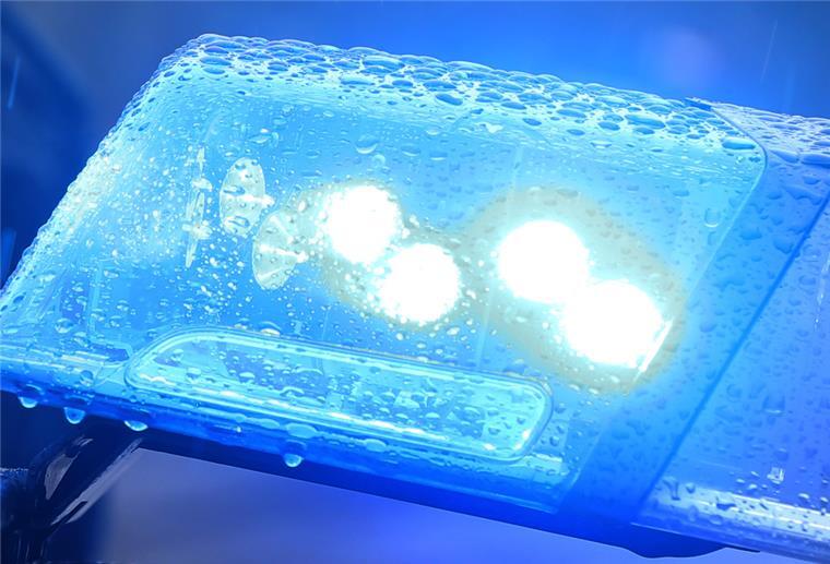 A27: Mann läuft auf Autobahn und schlägt auf Pkw ein Streifenwagen mit Blaulicht